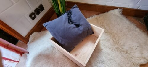 Katzenbett, Holzgestell mit super weichem Kissen, beheizbar 
